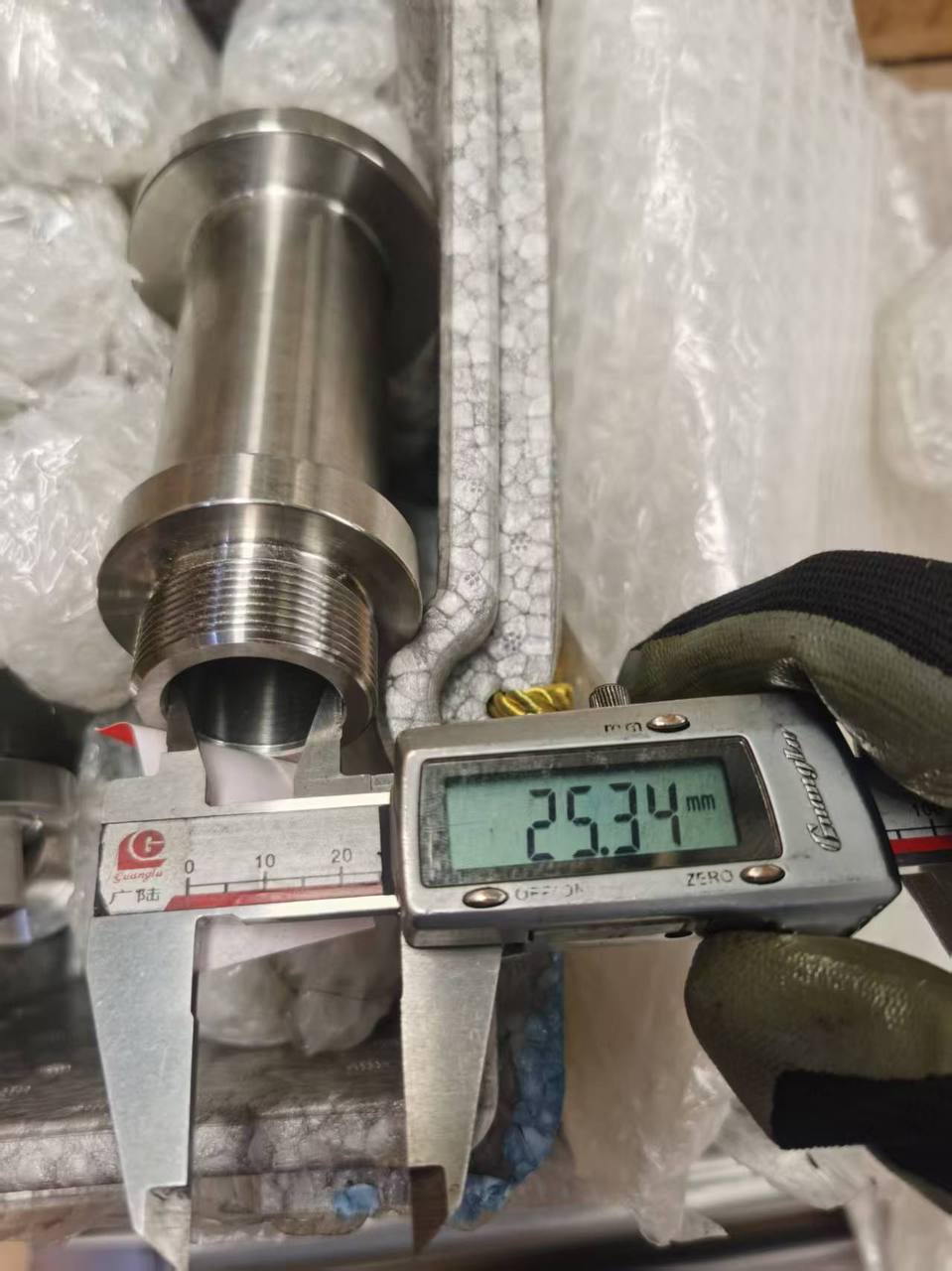 定制泵阀机加工零件的数显卡尺尺寸检测
