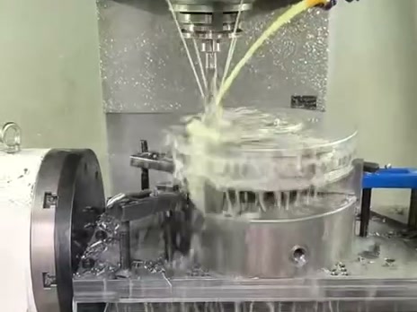 大型泵用零件 CNC 铣削加工现场