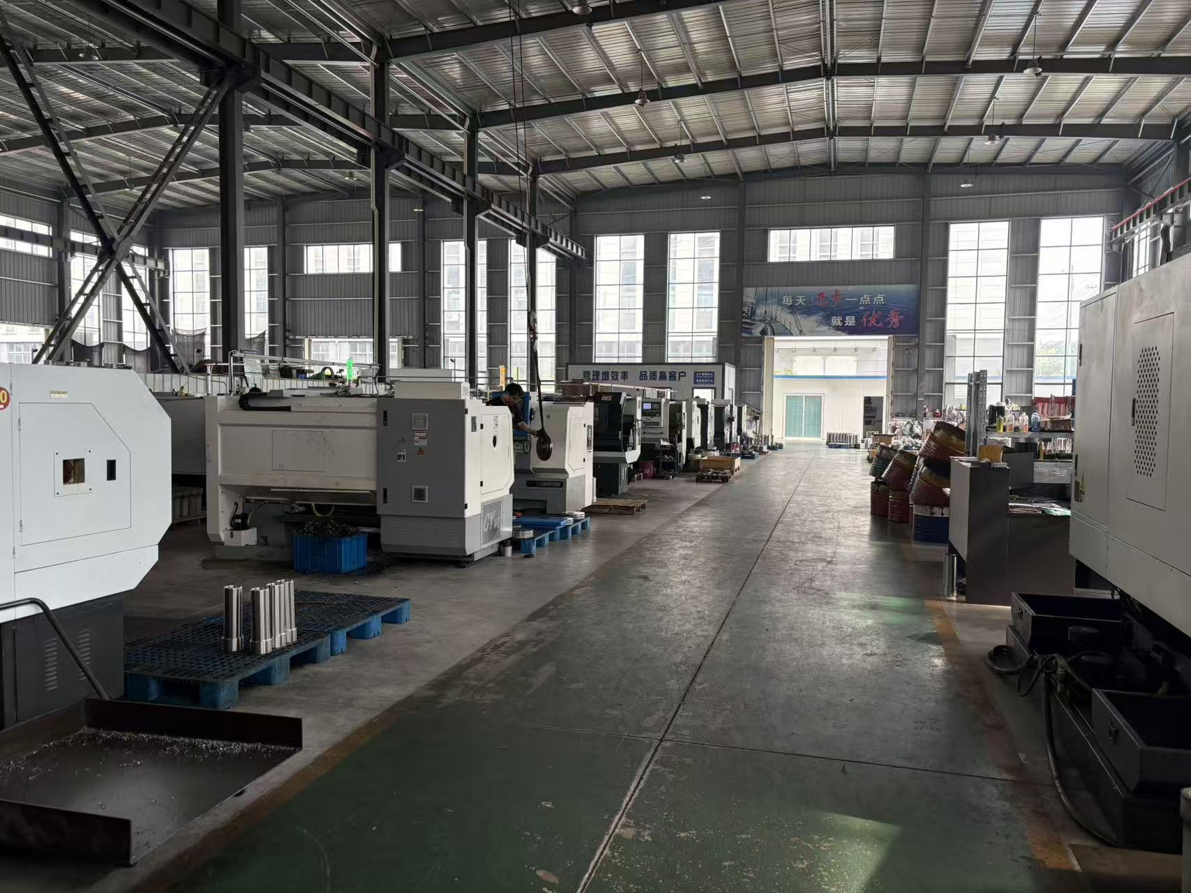 配有机加工设备的 RF Machining 车间环境