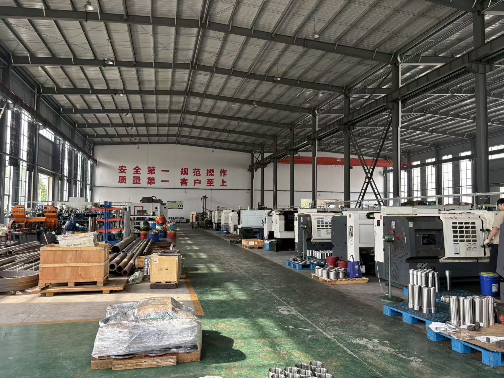 RF Machining 车间通道与生产设备